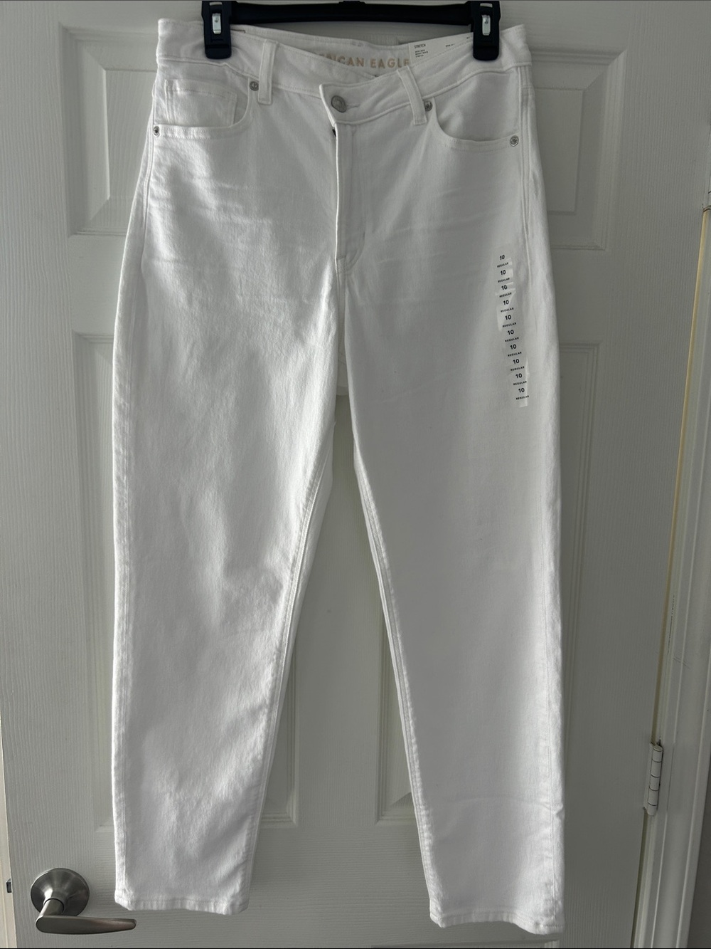 American Eagle Outfitters White High-Rise Mom Straight-Leg Jeans